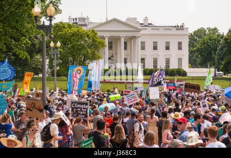 WASHINGTON, DC, USA - The People Climate March Demonstranten protestieren vor dem weißen Haus. Stockfoto