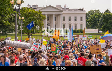 WASHINGTON, DC, USA - The People Climate March Demonstranten protestieren vor dem weißen Haus. Stockfoto