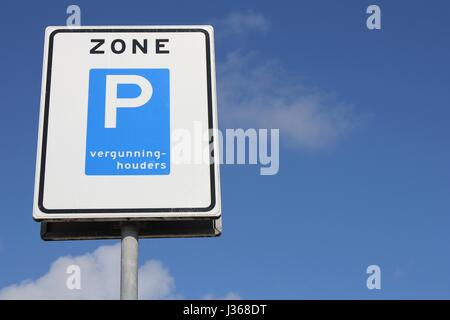 Niederländische Verkehrszeichen: Eingang zum kontrollierten Parkzone für Genehmigung-Inhaber nur Stockfoto