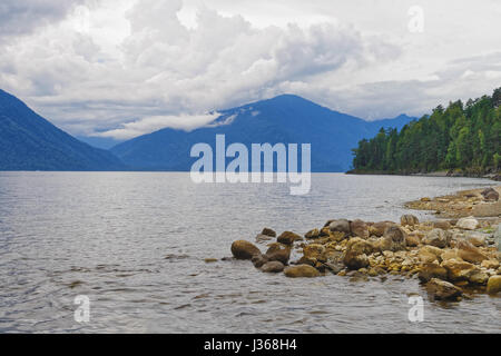 Berg-Altai, Teletskoe See, Blick vom östlichen Ufer Stockfoto