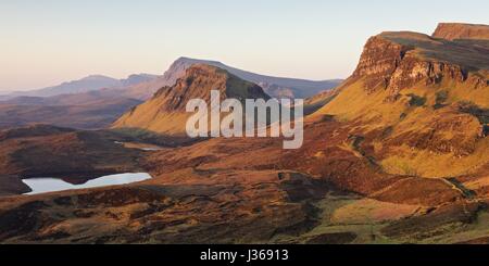 Ein Farbbild der Quiraing blickte der Trotternish Ridge auf der Isle Of Skye bei Sonnenaufgang entnommen Stockfoto