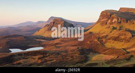 Ein Farbbild der Quiraing blickte der Trotternish Ridge auf der Isle Of Skye bei Sonnenaufgang entnommen Stockfoto