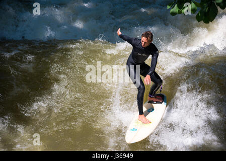 München, Deutschland - 7. Juni 2016: Schüler/inen Surfen an der Isar in München, Bayern, Deutschland Stockfoto