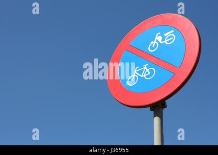 Niederländische Verkehrszeichen: kein Parkplatz Fahrräder oder Mopeds Stockfoto