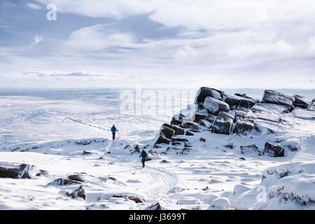 Wanderer auf Kinder Scout im Winterschnee, Peak District, UK Stockfoto