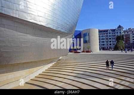 Das Guggenheim-Museum Bilbao ist ein Museum für moderne und zeitgenössische Kunst, von kanadisch-amerikanischen Architekten Frank Gehry entworfen und befindet sich in Bilbao, B Stockfoto