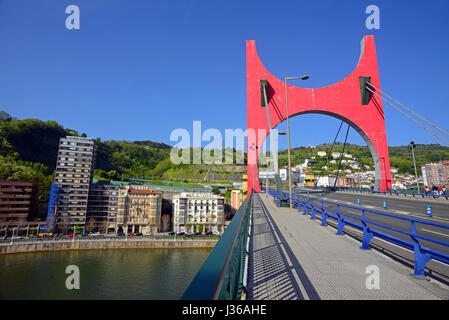 Fluss Nervion und La Salve Brücke neben dem Guggenheim-Museum Bilbao ist ein Museum für moderne und zeitgenössische Kunst, entworfen von kanadisch-amerikanischen Archi Stockfoto