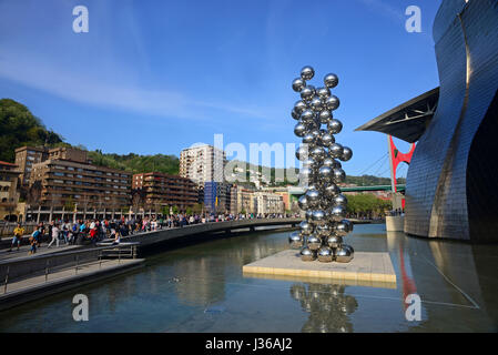 "Tall Tree & The Eye" Skulptur von Anish Kapoor an das Guggenheim Museum Bilbao ist ein Museum für moderne und zeitgenössische Kunst, entworfen von Canadian-Ameri Stockfoto