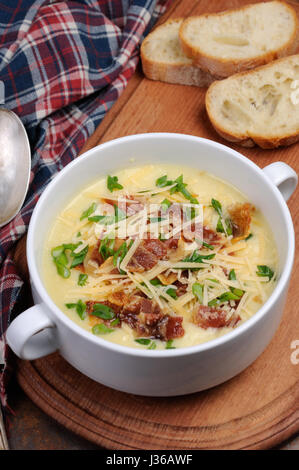 Cremige geladen gebackene Kartoffel-Suppe mit Speck und Käse, Frühlingszwiebeln Stockfoto