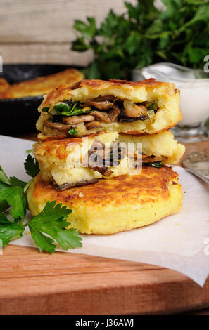 Kartoffel Kuchen (Herd) gefüllte Champignons mit Kräuter der Tabelle Stockfoto