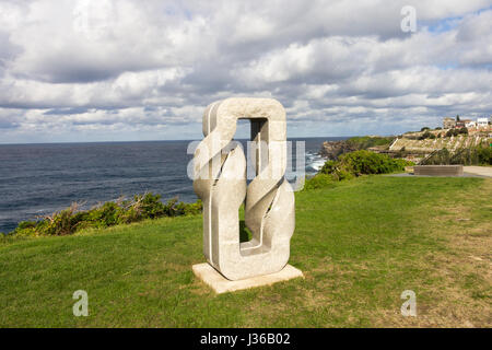 Die Skulptur zweimal drehen Bands des japanischen Bildhauers Keizo Ushio auf der Klippe über Bronte, Sydney, Australien. Stockfoto