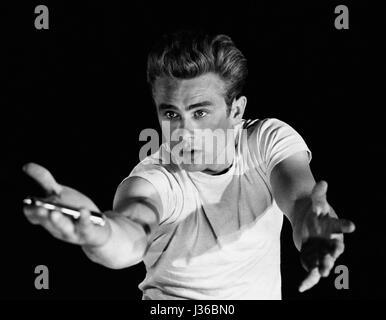 Rebell ohne Grund Jahr: 1955 USA Regie: Nicholas Ray James Dean Photo: Floyd McCarty.  Es ist verboten, das Foto aus dem Kontext der Promotion des Films zu reproduzieren. Es muss die Filmgesellschaft und/oder der Fotograf von zugewiesen oder von autorisierten / erlaubt am Set von der Filmgesellschaft gutgeschrieben werden. Nur für redaktionelle Nutzung. Photo12 gewährt keine Persönlichkeitsrechte der Personen vertreten. Stockfoto