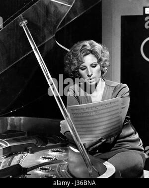 Lustige Dame Jahr: 1975 USA Barbra Streisand Regie: Herbert Ross.  Es ist verboten, das Foto aus dem Kontext der Promotion des Films zu reproduzieren. Es muss die Filmgesellschaft und/oder der Fotograf von zugewiesen oder von autorisierten / erlaubt am Set von der Filmgesellschaft gutgeschrieben werden. Nur für redaktionelle Nutzung. Photo12 gewährt keine Persönlichkeitsrechte der Personen vertreten. Stockfoto