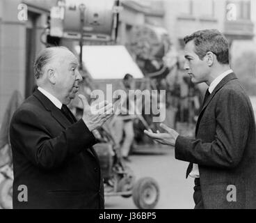 Zerrissene Vorhang Baujahr: 1966 USA Regie: Alfred Hitchcock Alfred Hitchcock, Paul Newman Shooting Bild.  Es ist verboten, das Foto aus dem Kontext der Promotion des Films zu reproduzieren. Es muss die Filmgesellschaft und/oder der Fotograf von zugewiesen oder von autorisierten / erlaubt am Set von der Filmgesellschaft gutgeschrieben werden. Nur für redaktionelle Nutzung. Photo12 gewährt keine Persönlichkeitsrechte der Personen vertreten. Stockfoto