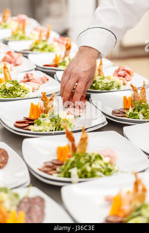 Küchenchef ist köstliche Vorspeise Gerichte im Restaurantküche garnieren. Stockfoto