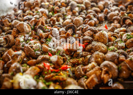 Champignon-Pilze in großen Metall Wok gekocht Stockfoto