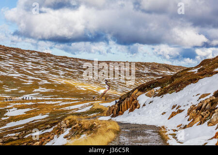 Menschen zu Fuß auf den Gipfel von Mount Kosciuszko gehen. Snowy Mountains, Australien Stockfoto