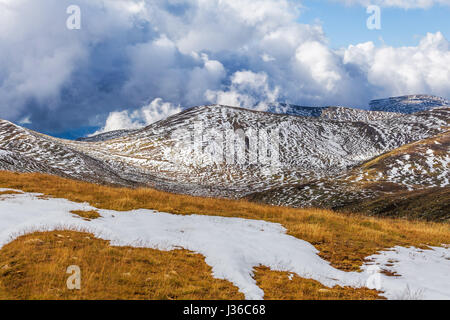 Schneeflecken Aufbau an Hängen des Snowy Mountains am Mount Kosciuszko National Park, Australien Stockfoto