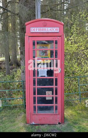 Eine alte BT Telefonzelle jetzt Gehäuse eines Notfall Defibrillators für die öffentliche Nutzung an einem abgelegenen Ort in Schottland, Großbritannien Stockfoto