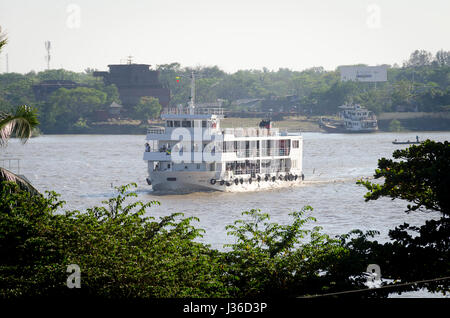 Überfahrt mit der Yangon Fluss, Yangon, Myanmar Stockfoto