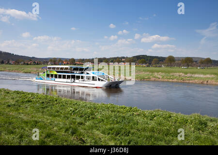 Schifffahrt auf der Weser in der Nähe von Oberweser zwischen Gewissenruh, Wahmbeck, Weserbergland, Weserbergland, Reinhardswald, Solling, Hessen oder niedersächsischen Stockfoto