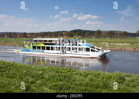 Schifffahrt auf der Weser in der Nähe von Oberweser zwischen Gewissenruh, Wahmbeck, Weserbergland, Weserbergland, Reinhardswald, Solling, Hessen oder niedersächsischen Stockfoto