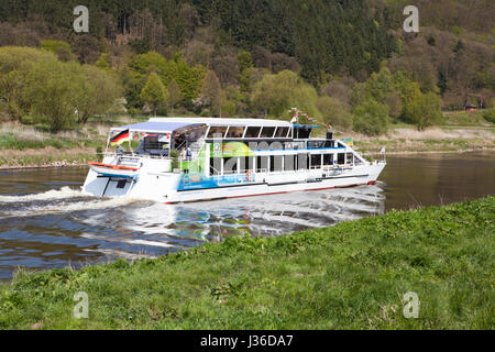 Schifffahrt auf der Weser in der Nähe von Oberweser zwischen Gewissenruh, Wahmbeck, Weserbergland, Weserbergland, Reinhardswald, Solling, Hessen oder niedersächsischen Stockfoto