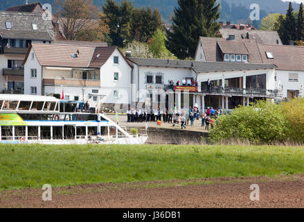 Rückseite der Häuser an den Ufern des Flusses Weser, Bodenfelde, Bezirk von Northeim, Niedersachsen, Deutschland Stockfoto