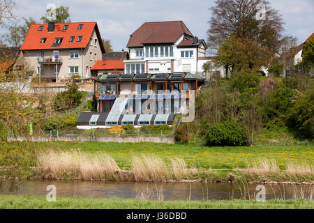 Rückseite der Häuser an den Ufern des Flusses Weser, Bodenfelde, Bezirk von Northeim, Niedersachsen, Deutschland Stockfoto