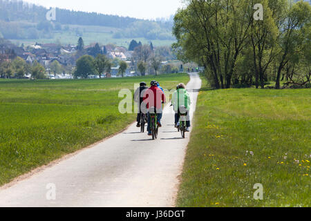 Der Weser-Radweg R1 zwischen den Dörfern Gewissenruh und Gieselwerder, entlang dem Fluss Weser, oberen Wesertals, Weserbergland, Weserbergland, R Stockfoto