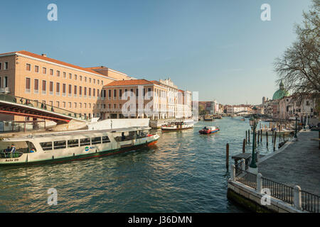 Frühling am Morgen am Canale Grande in Venedig. Stockfoto