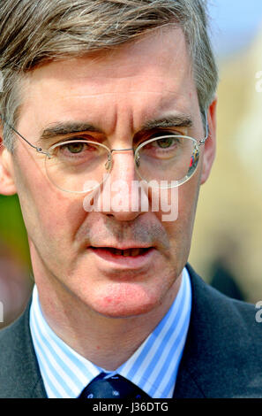 Jakob Rees-Mogg MP (Con: North East Somerset) am College Green, Westminster 18. April 2017 kurz nach den Parlamentswahlen wurde bekannt gegeben. Stockfoto