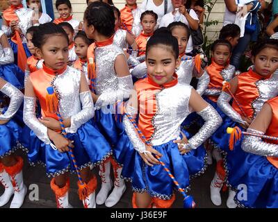 ANTIPOLO CITY, Philippinen - 1. Mai 2017: Parade Teilnehmer in ihren bunten Kostümen während des Sumaka Festivals in Antipolo City. Stockfoto