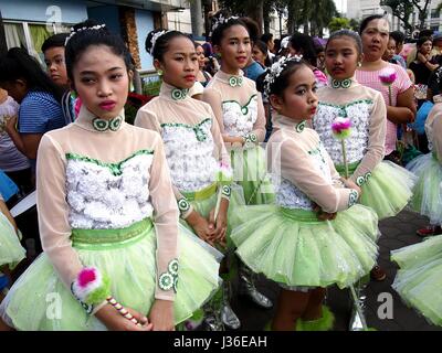 ANTIPOLO CITY, Philippinen - 1. Mai 2017: Parade Teilnehmer in ihren bunten Kostümen während des Sumaka Festivals in Antipolo City. Stockfoto