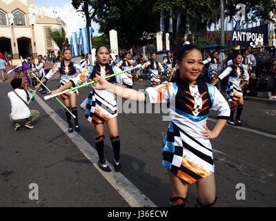 ANTIPOLO CITY, Philippinen - 1. Mai 2017: Parade Teilnehmer in ihren bunten Kostümen während des Sumaka Festivals in Antipolo City. Stockfoto