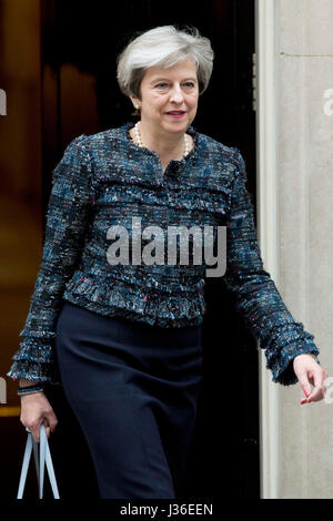 Alternative Ernte Premierminister Theresa Mai fährt von Downing Street, London, Queen Elizabeth II an Buckingham Palast anlässlich die Auflösung des Parlaments für die allgemeine Wahl zu besuchen. Stockfoto