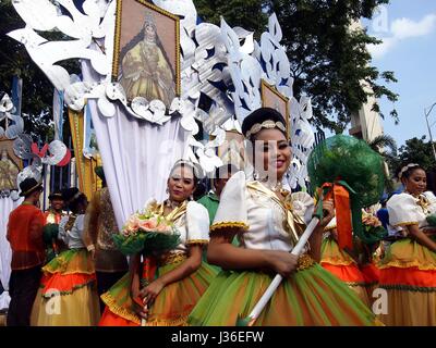 ANTIPOLO CITY, Philippinen - 1. Mai 2017: Parade Teilnehmer in ihren bunten Kostümen während des Sumaka Festivals in Antipolo City. Stockfoto