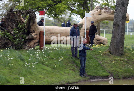 British Eventing Performance Coach Chris Bartle (unten) und Performance Manager Richard Waygood (oben links) inspizieren springen 15 natürlich Langlauf während Tag eines 2017 Badminton Horse Trials. Stockfoto