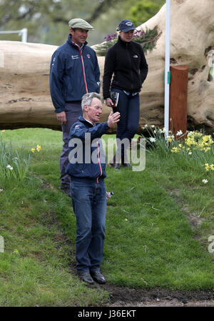 British Eventing Performance Coach Chris Bartle (unten) und Performance Manager Richard Waygood (oben links) inspizieren springen 15 natürlich Langlauf während Tag eines 2017 Badminton Horse Trials. Stockfoto