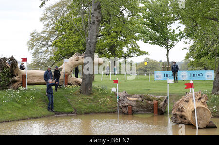 British Eventing Performance Coach Chris Bartle (unten) und Performance Manager Richard Waygood (oben links) inspizieren springen 15 natürlich Langlauf während Tag eines 2017 Badminton Horse Trials. Stockfoto