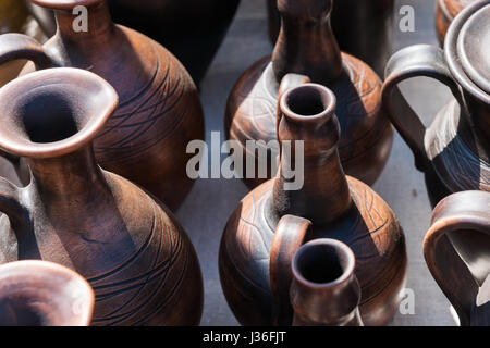 Tongefäße der mittelalterlichen Stil und von brauner Farbe auf dem Display zum Verkauf auf einer lokalen Messe. Niemand um ihn herum. Stockfoto