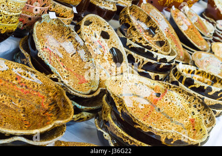 Eingestellte Ton Utensilien. Krüge, Tassen, Schalen, Vasen und Krüge. Stockfoto