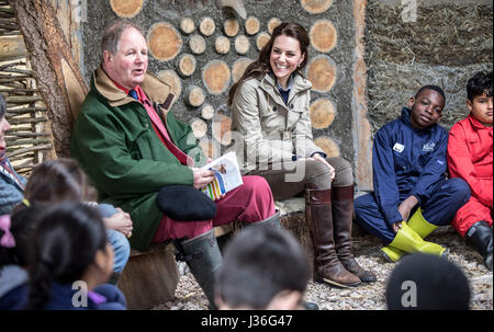 Die Herzogin von Cambridge hört Kinder Autor Michael Morpurgo Lesen einer seiner Geschichten bei einem Besuch in den Betrieben für Stadtkinder Nächstenliebe in Gloucester, wo sie ihre Arbeit, die Jugendlichen von Innenstädten die Chance, eine Woche auf einem Bauernhof verbringen sah. Stockfoto