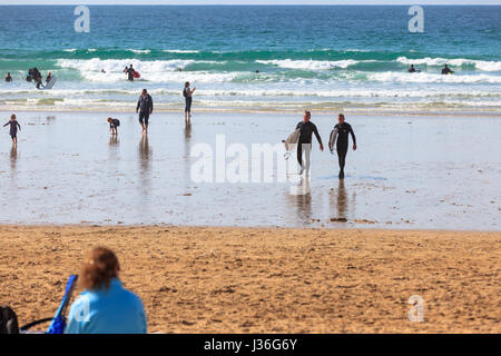 Newquay, Großbritannien. Strandurlauber geniessen Sie die Sonne auf einer hellen und sonnigen Frühling Nachmittag auf den Fistral Beach in Newquay Stockfoto