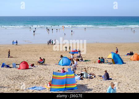 Newquay, Großbritannien. Strandurlauber geniessen Sie die Sonne auf einer hellen und sonnigen Frühling Nachmittag auf den Fistral Beach in Newquay. Stockfoto