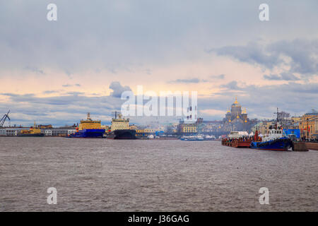 ST. PETERSBURG, RUSSISCHE FÖDERATION - 30. 04.2017. Festival der Eisbrecher auf der Newa. Stockfoto