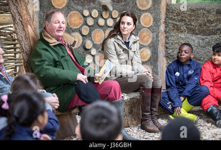 Die Herzogin von Cambridge hört Kinder Autor Michael Morpurgo Lesen einer seiner Geschichten bei einem Besuch in den Betrieben für Stadtkinder Nächstenliebe in Gloucester, wo sie ihre Arbeit, die Jugendlichen von Innenstädten die Chance, eine Woche auf einem Bauernhof verbringen sah. Stockfoto