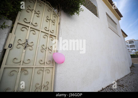 Einen rosa Ballon außerhalb Wohnung 5A am Rua Dr. Agostinho da Silva in Praia Da Luz, Portugal, Madeline McCann vor 10 Jahren am 3. Mai vermisst. Stockfoto