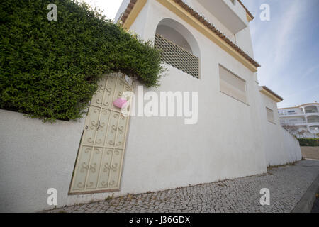 Einen rosa Ballon außerhalb Wohnung 5A am Rua Dr. Agostinho da Silva in Praia Da Luz, Portugal, Madeline McCann vor 10 Jahren am 3. Mai vermisst. Stockfoto