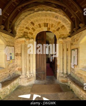 Kilburn Kirche 12. Jahrhundert Eingang Stockfoto